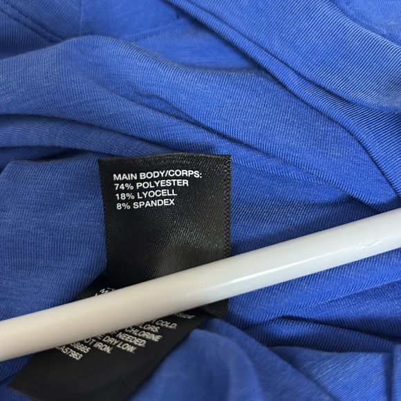 Zella v neck dri fit tee. Size small. New with tags. Med blue. 18 ins pit/pit - Picture 6 of 6